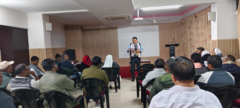 Addressing Social organisation leaders on democratic empowerment.